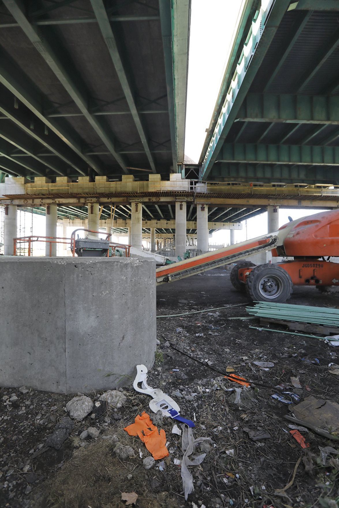 Officer dies after falling from Poplar Street Bridge